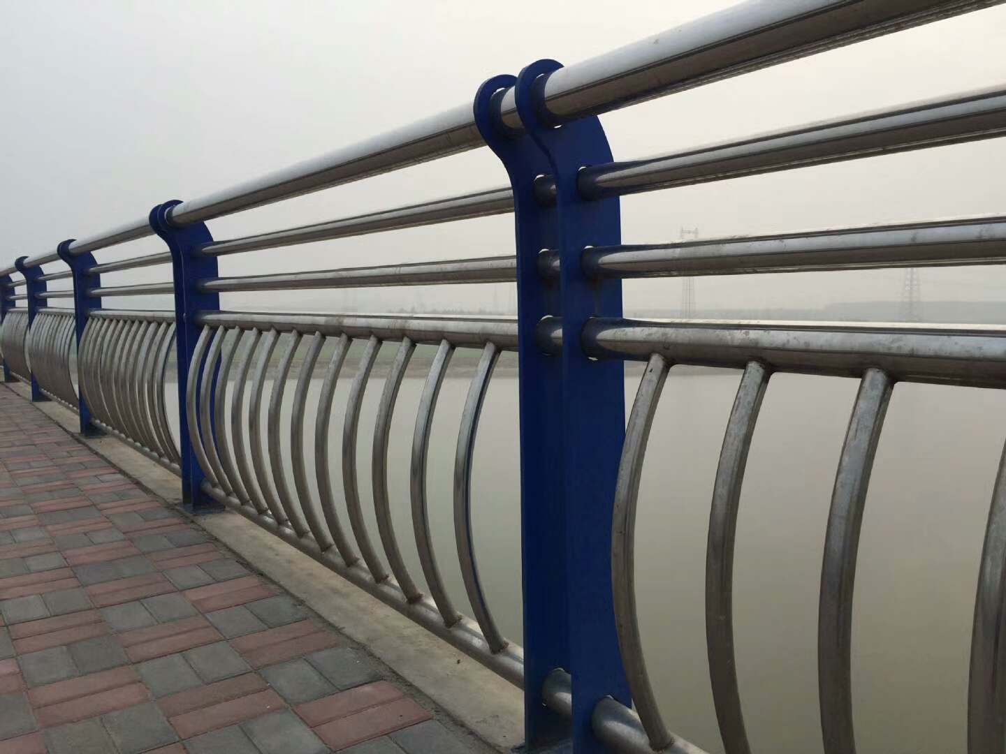 不銹鋼復(fù)合管橋梁護(hù)欄…